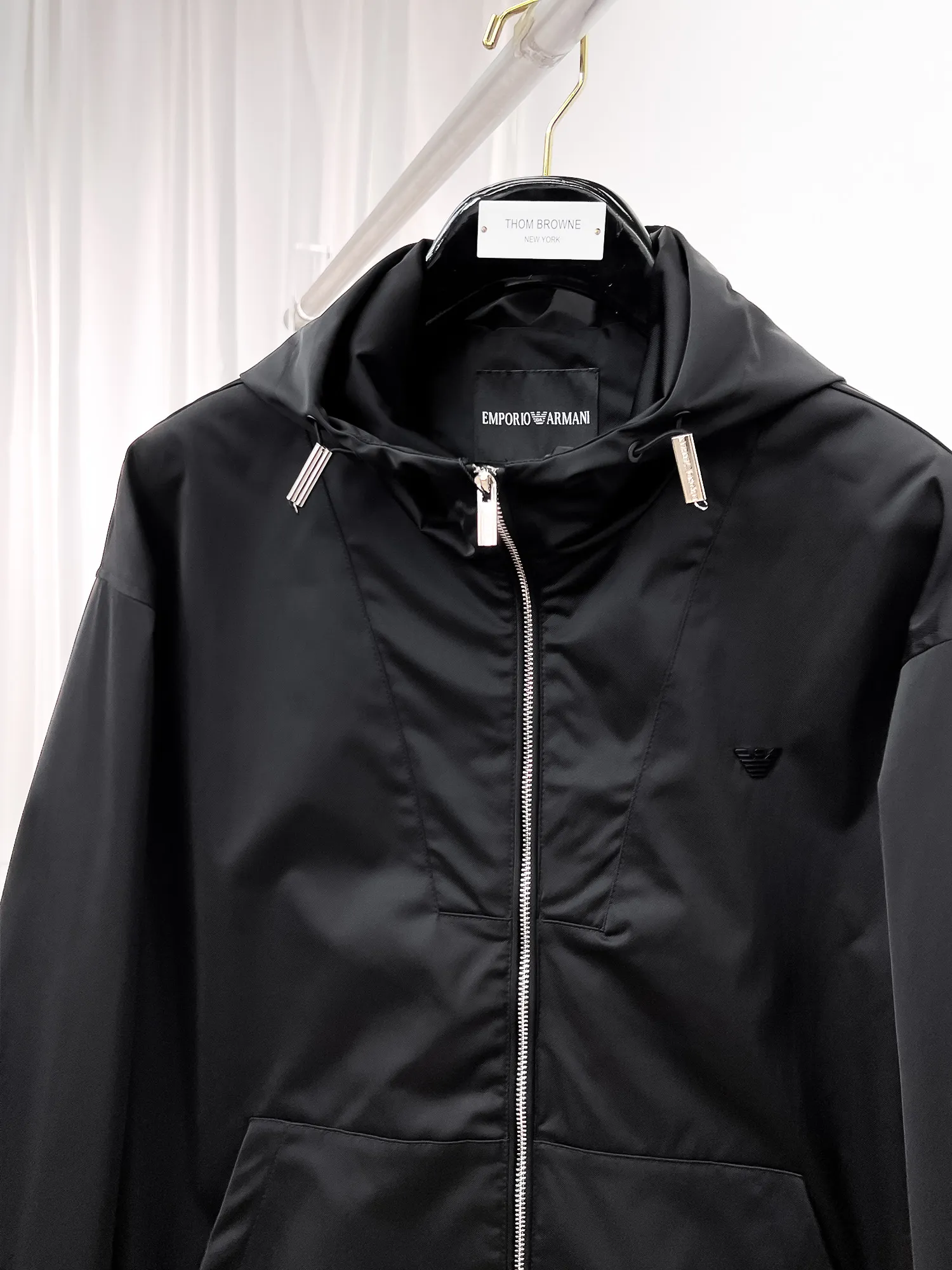 Armani official website Same Style, complete with three labels, on sale in advance. 2026 Autumn and Winter New Arrival men's jacket, Original with complete three labels, Premium version. Custom-made fabrics at the counter. Breathable, high comfort, impeccable details, brand element design concept, reflecting high quality. It feels delicate and soft, presents a casual cut, and has a great upper body shape. Sizes: M～3XL,
